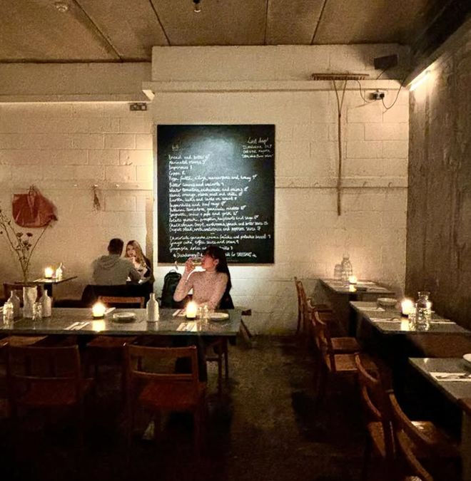 岁儿子做LOGO随手一画成爆款！AG真人设计师想破头没灵感丢给6(图2)